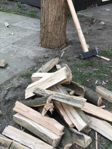 Hout hakken voor kampvuur
