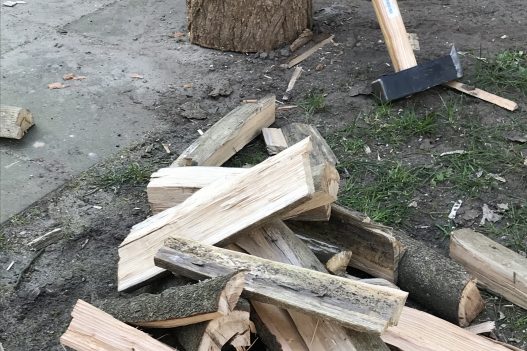 Hout hakken, kampvuur Hout hakken voor kampvuur
